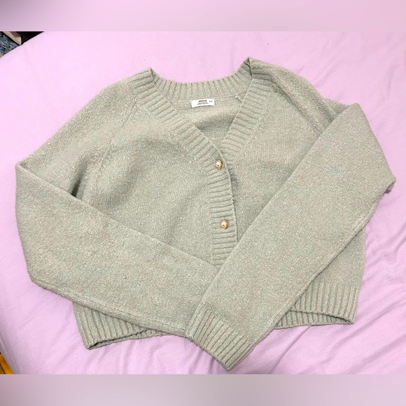 Knit cardigan with pretty gold/pearl buttons - Picture 1 of 1